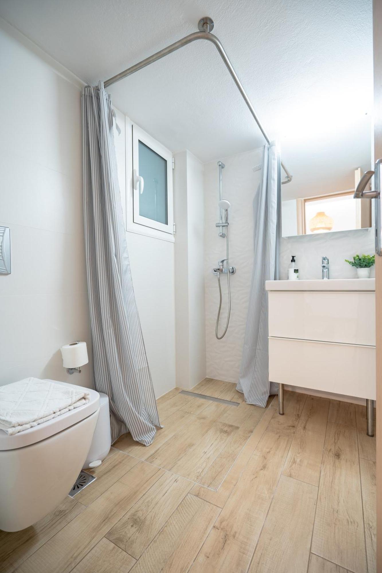 Apartment Train Station Flat For 4 Persons *