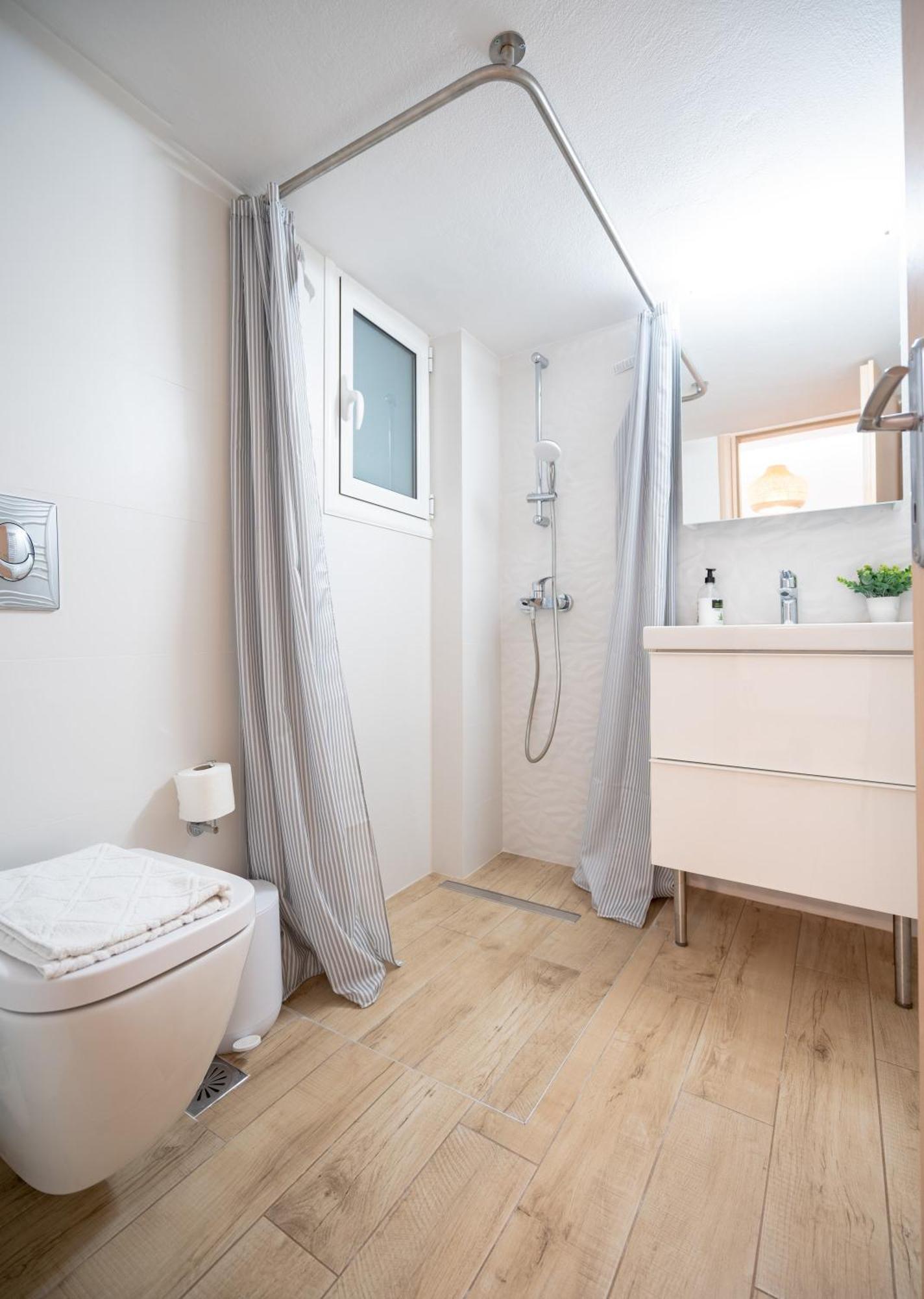 Train Station Flat For 4 Persons